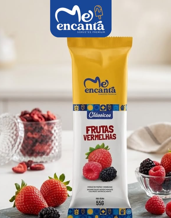Picolé Clássicos de frutas vermelhas na embalagem, cercado de morangos, amoras e framboesas
