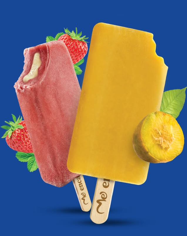 Dois picolés de fruta sem embalagem, um de frutas vermelhas com recheio cremoso e um amarelo de pêssego